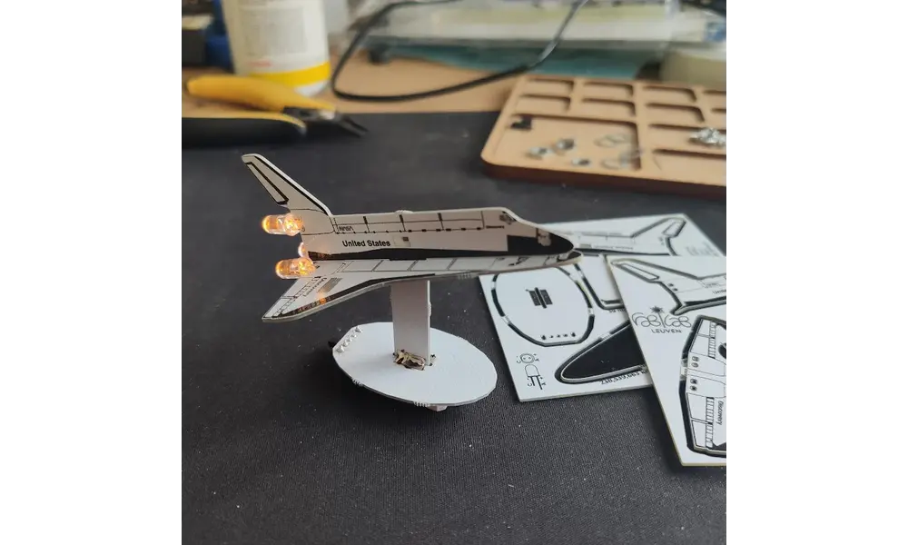 Space Shuttle Discovery Soldering Kit, 3 image model rocketry