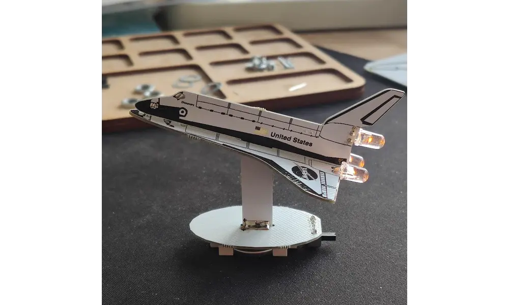 Space Shuttle Discovery Soldering Kit, 4 image model rocketry