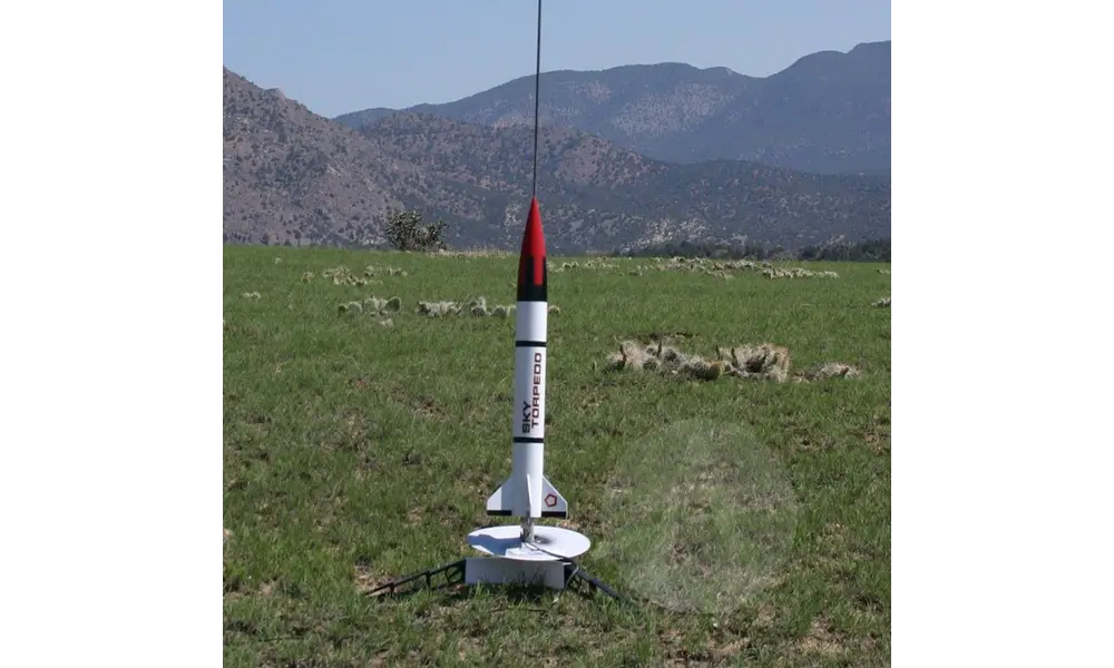Sky-Torpedo model rocket kit apogee 2.6", 2 image model rocketry