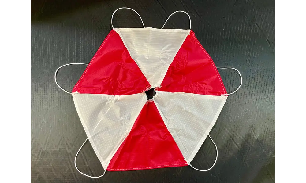 18" 457 mm:n kartiomainen, repeämissuojattu nailonvarjo vuotoreiällä, Other product options: 18" PML Rip-Stop Parachute model rocketry